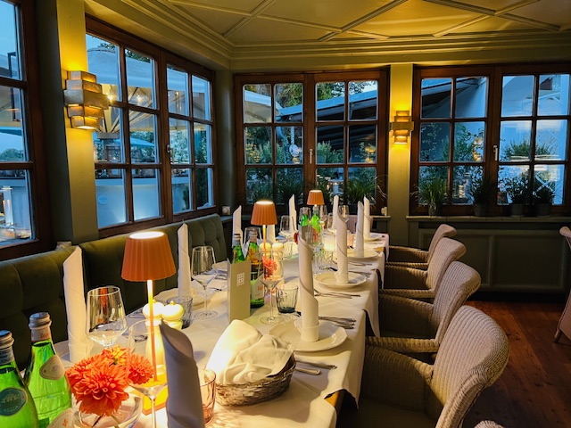 Eine festlich gedeckte Tafel im Restaurant