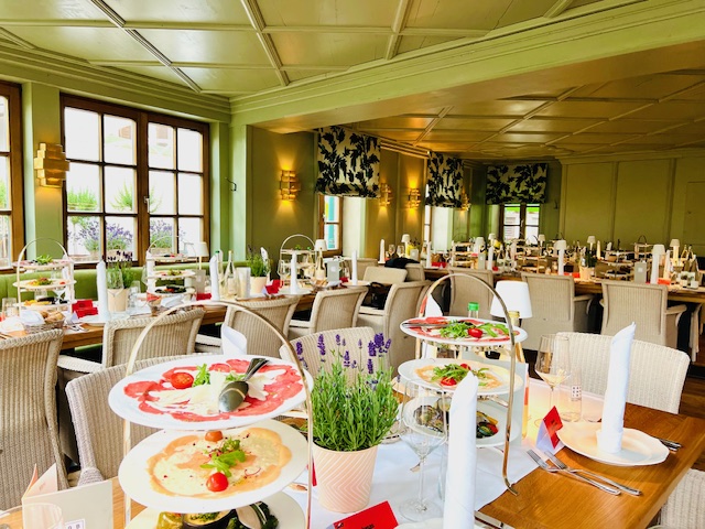 Es ist ein festlich gedeckter Tisch mit angerichteten Vorspeisen in der Isarstube zu sehen