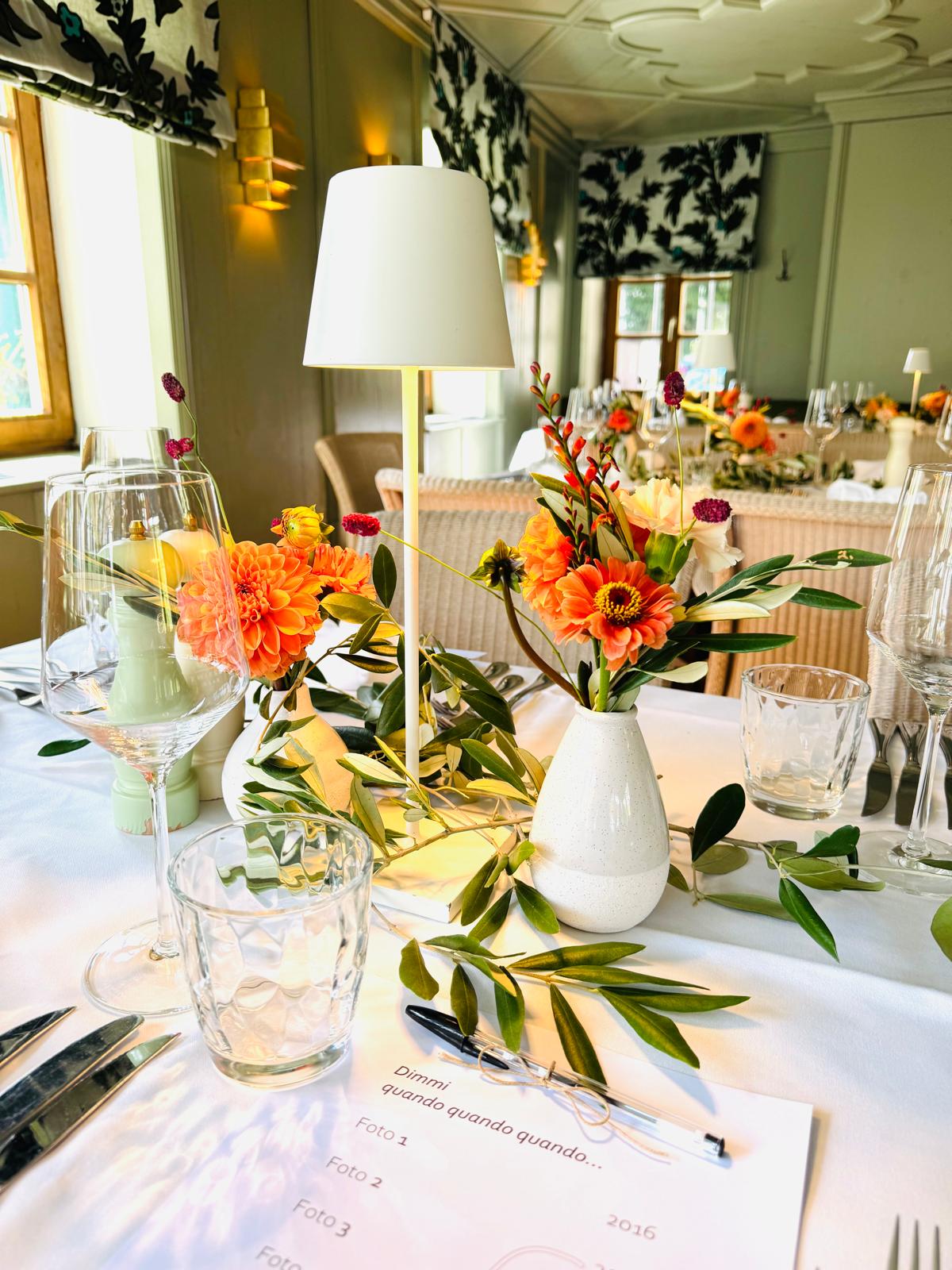 Ein blumengeschmückter Tisch in der Isarstube