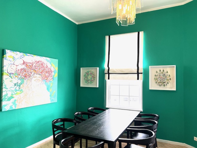 Ein blauer Besprechungsraum