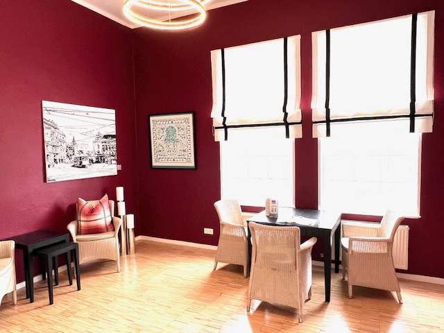 Ein roter Besprechungsraum