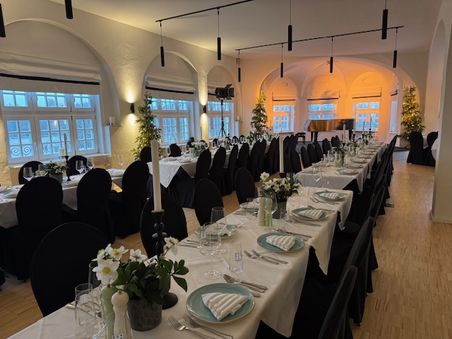 Eine festliche gedeckte Tafel im Blauen Saal