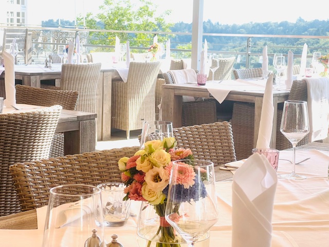 Ein blumengedeckter Tisch auf der Isarterrasse