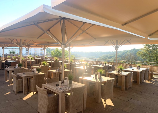 Die sonnige Isarterrasse am Morgen