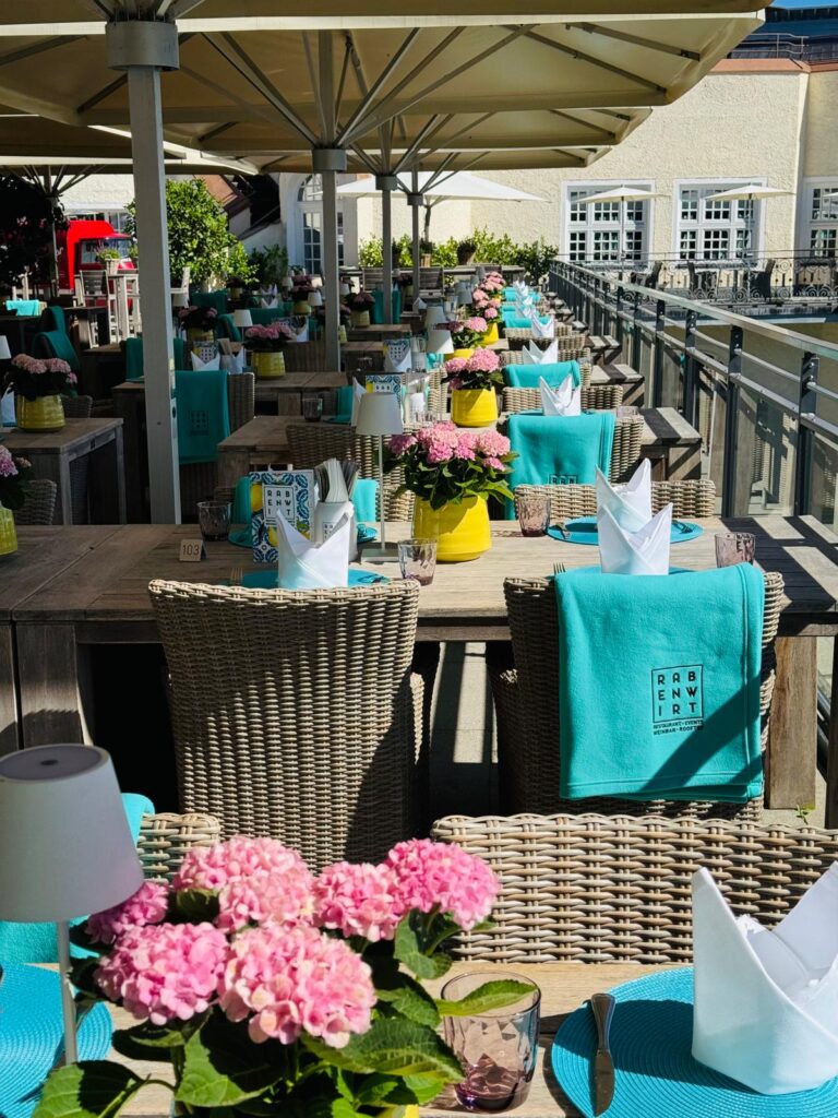 Tische auf der sonnigen Isarterrasse