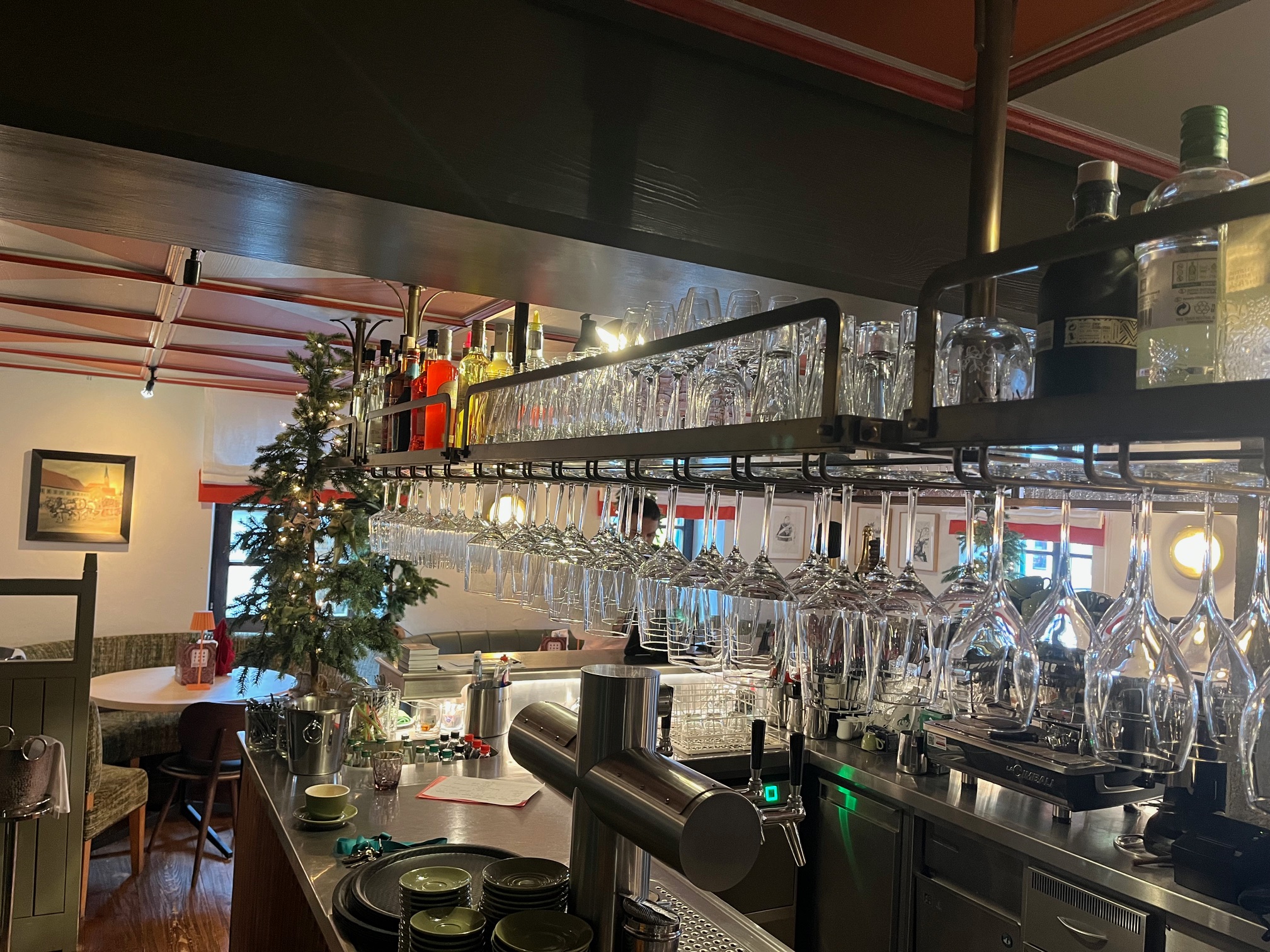 Die Barmit vielen Flaschen