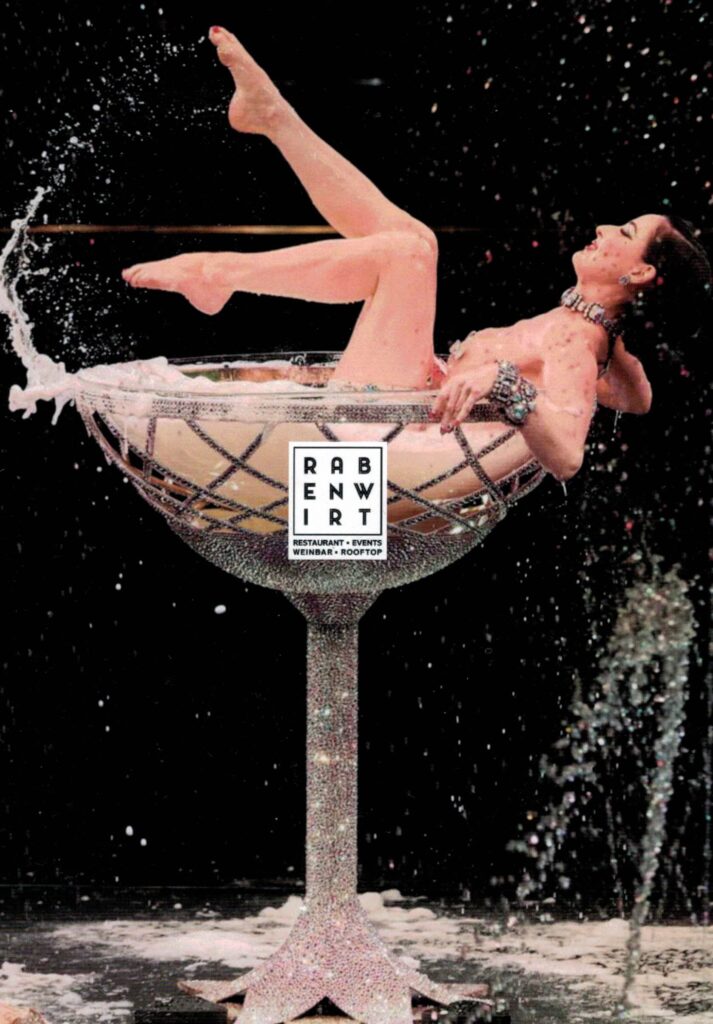 Eine in einem Champagner-Kelch liegende Dame