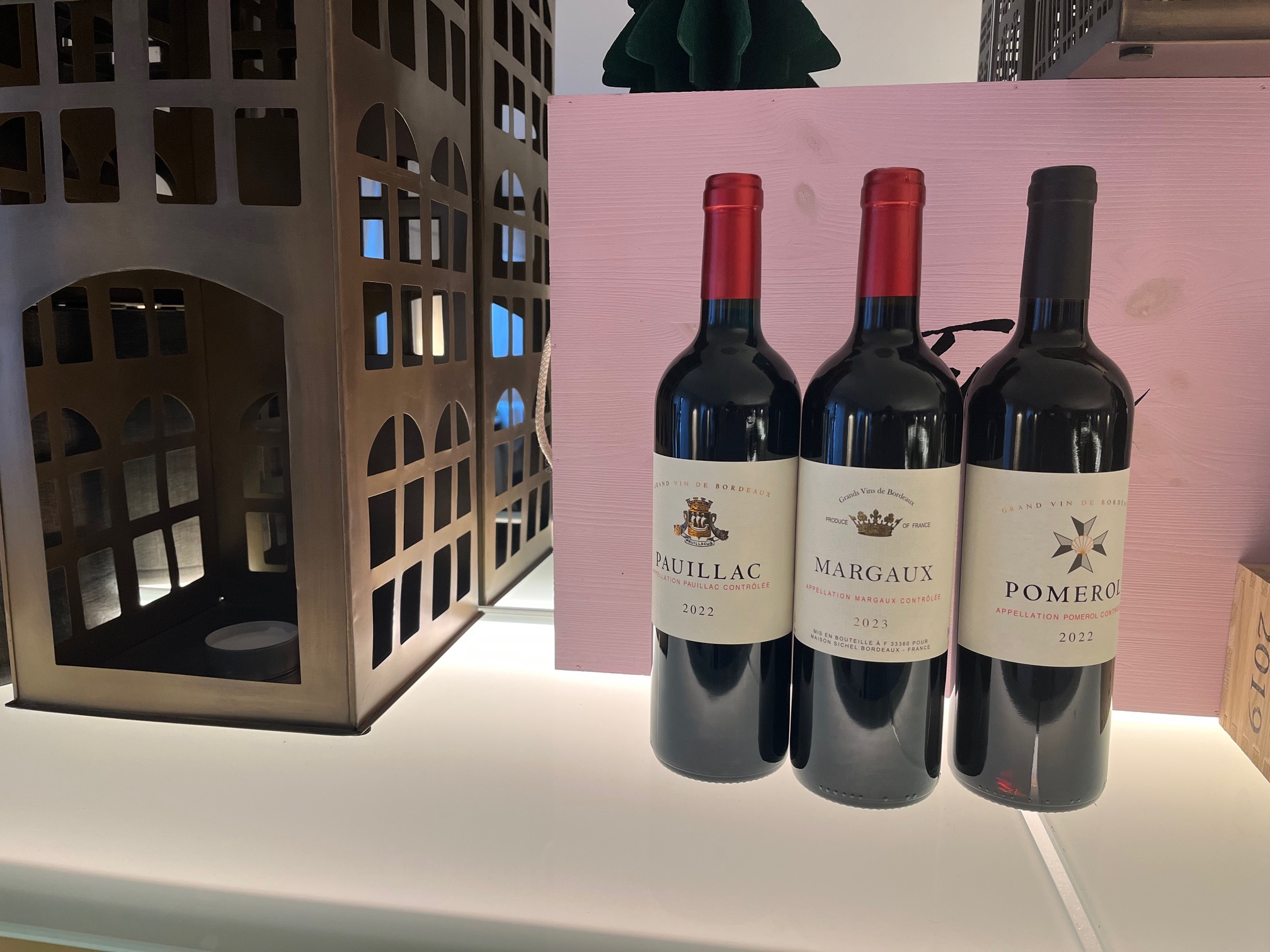 Drei Weinflaschen auf einem Regal